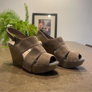 Reaction by Kenneth Cole gray strappy wedges